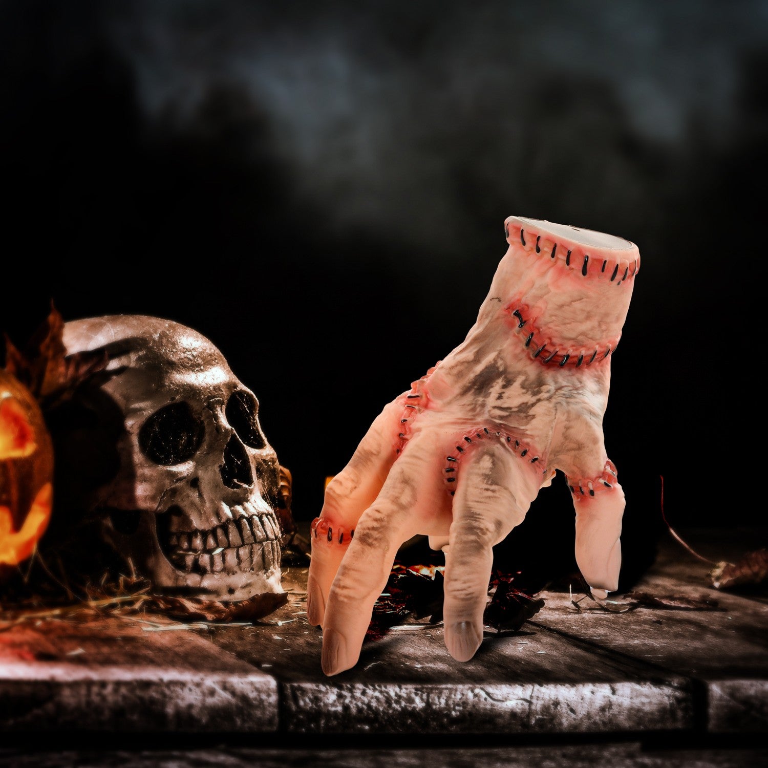 Realistická halloweenská rekvizita ruky Scar, 21 cm, s pohyblivými funkcemi a zvukem