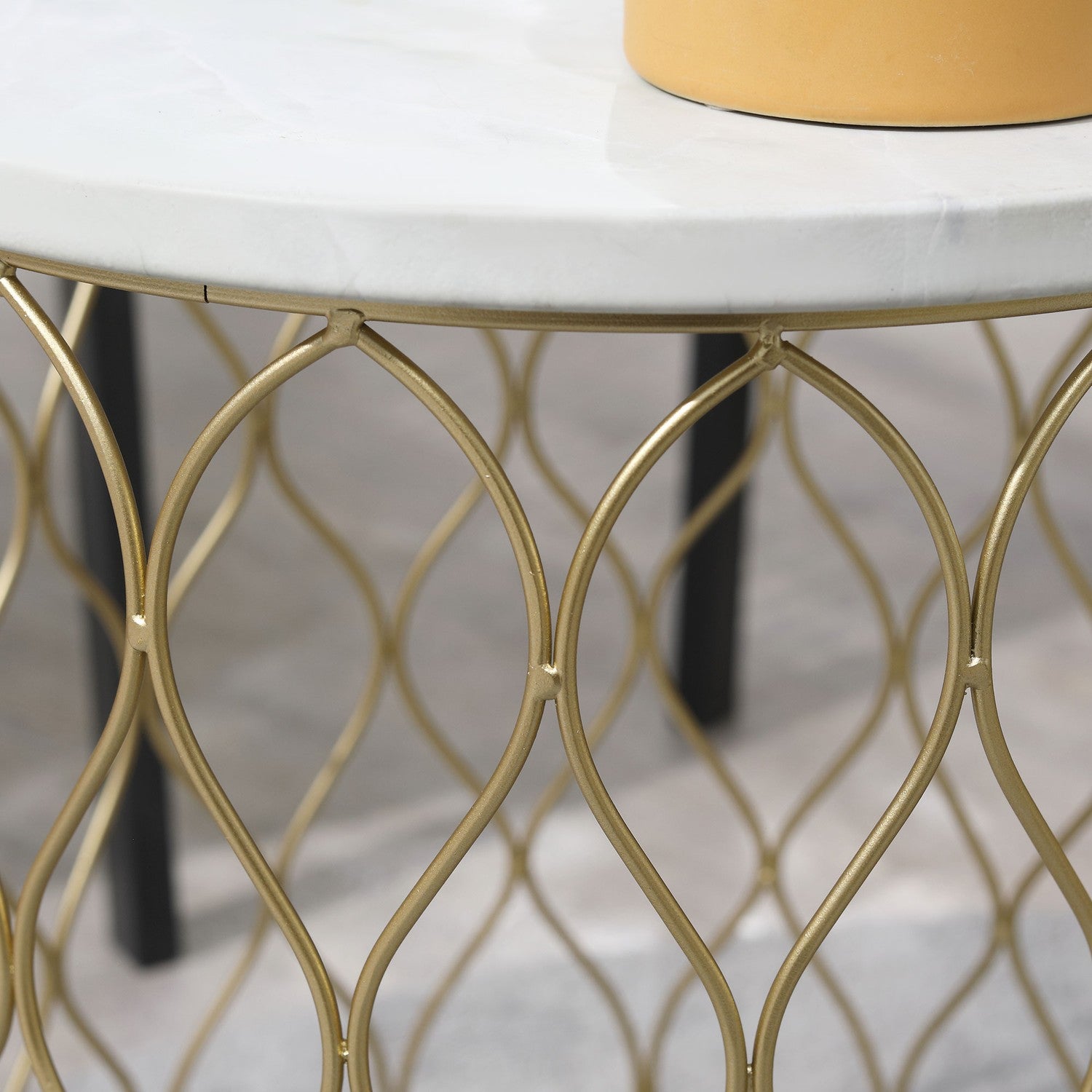 Set med 2 metall utomhus sidobord, guld & vit design