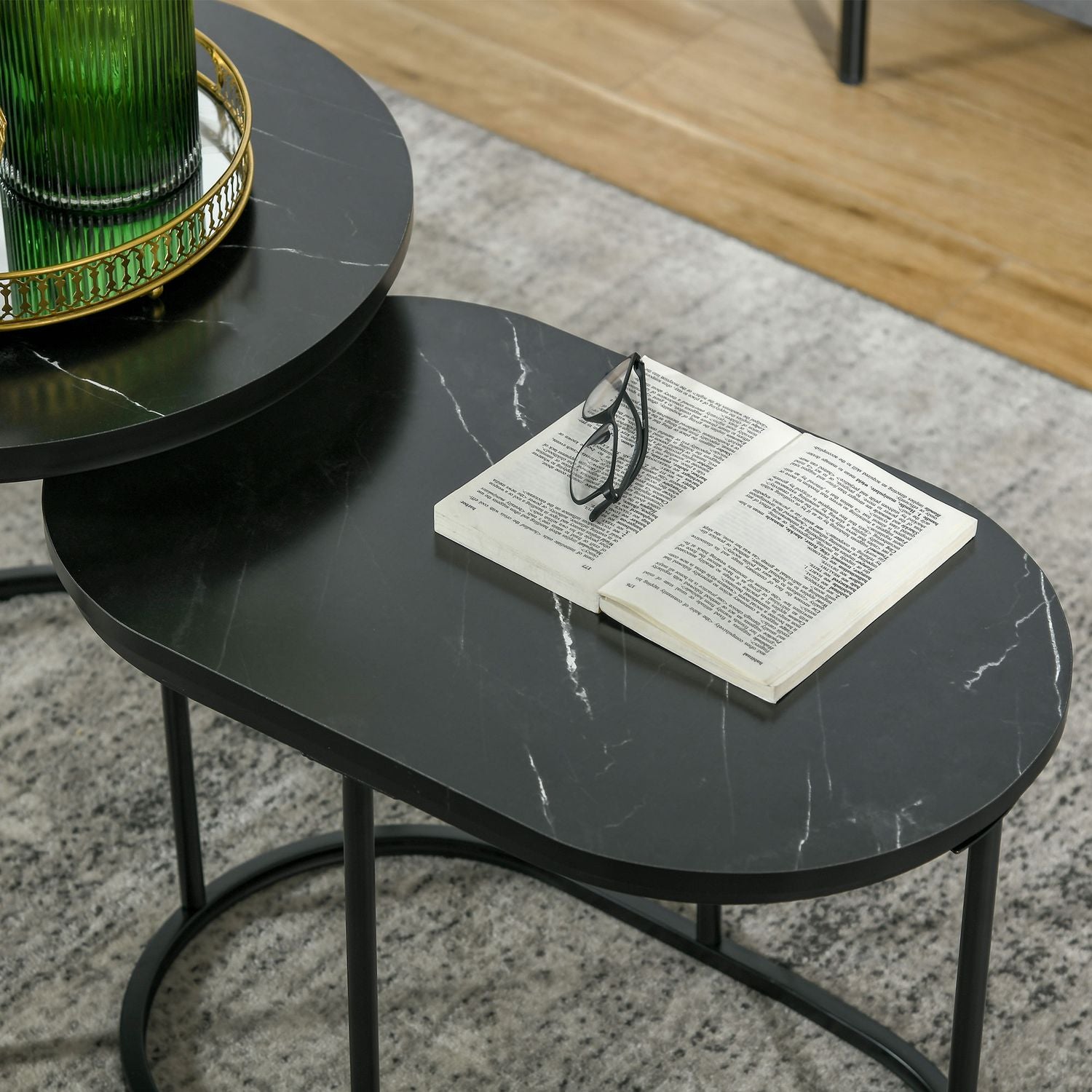 Set med 2 stapelbara runda soffbord, fuskmarmor, svart