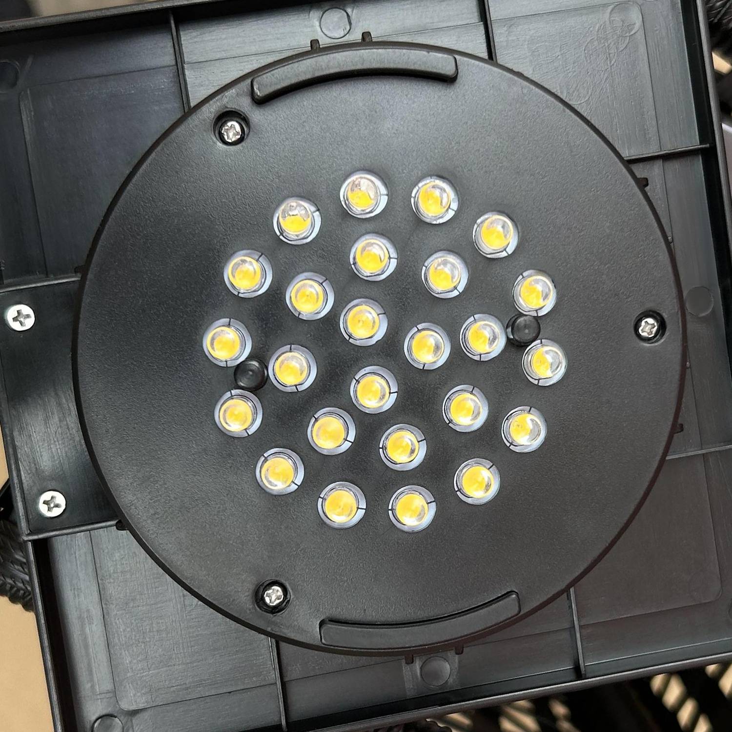 Solární LED zahradní lampa z polyratanu se světelným senzorem, šedá