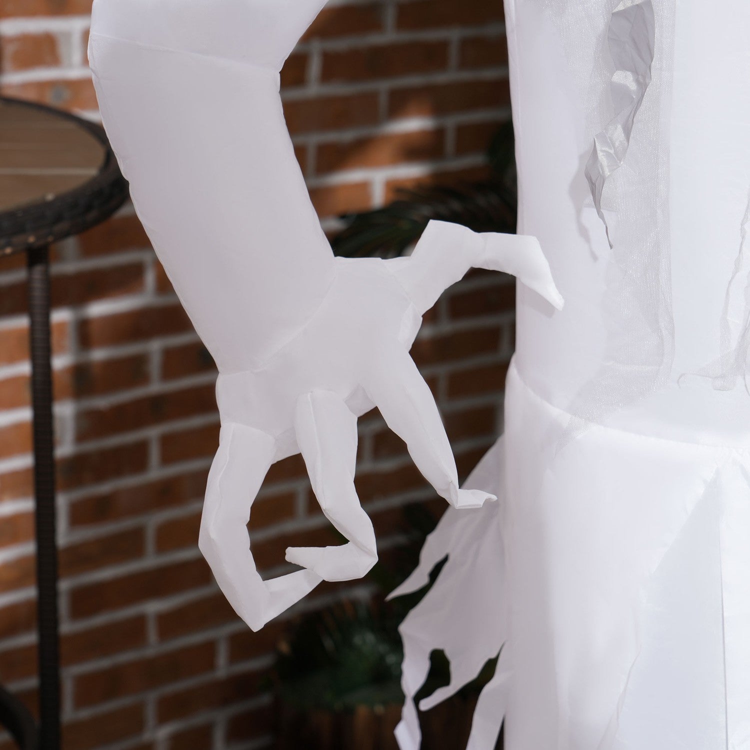Nafukovací halloweenská dekorace Bílá čarodějnice s LED osvětlením