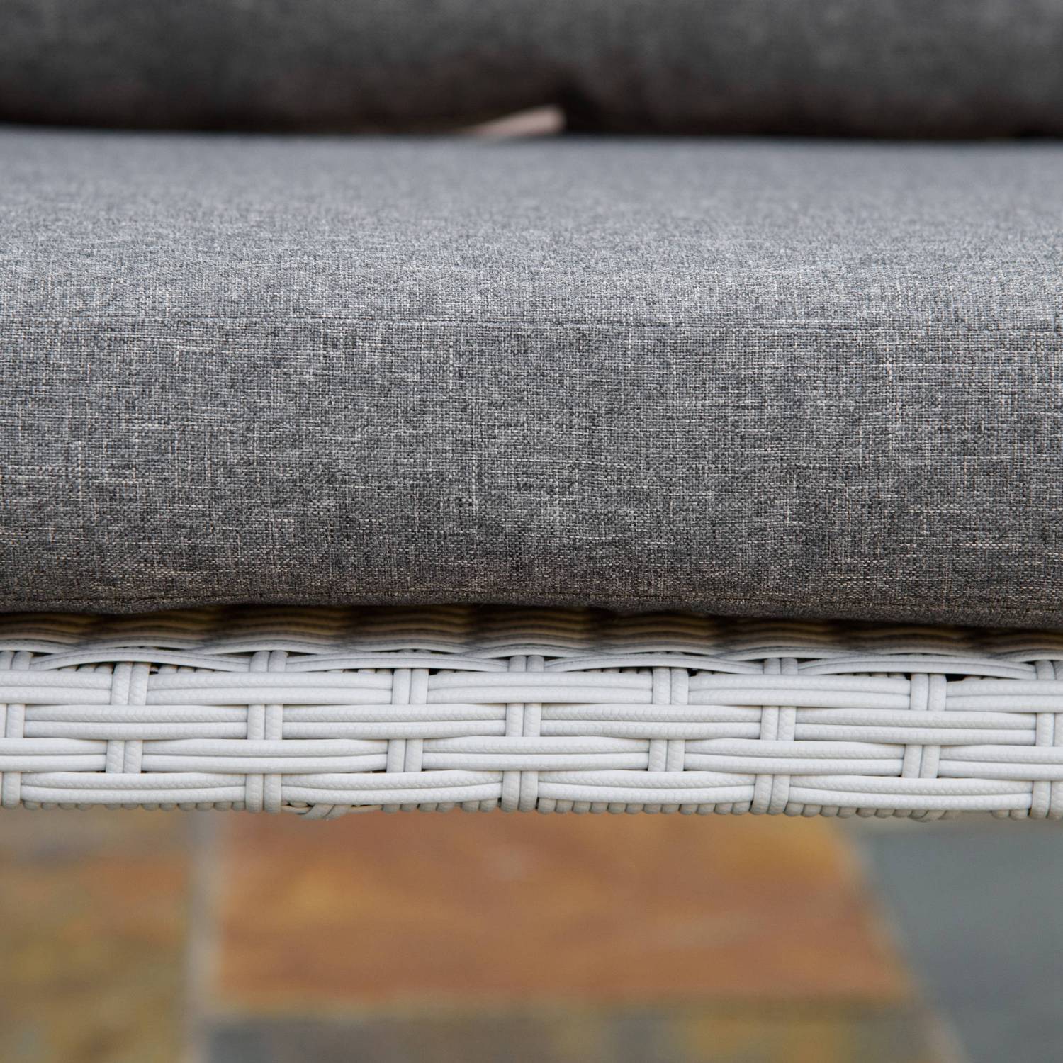 Utemöbler i polyrattan, 5 stolar, aluminiumstomme, grå kuddar