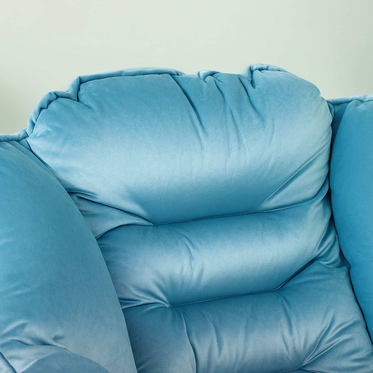 Sametové lounge křeslo s čalouněnou boční kapsou – modré