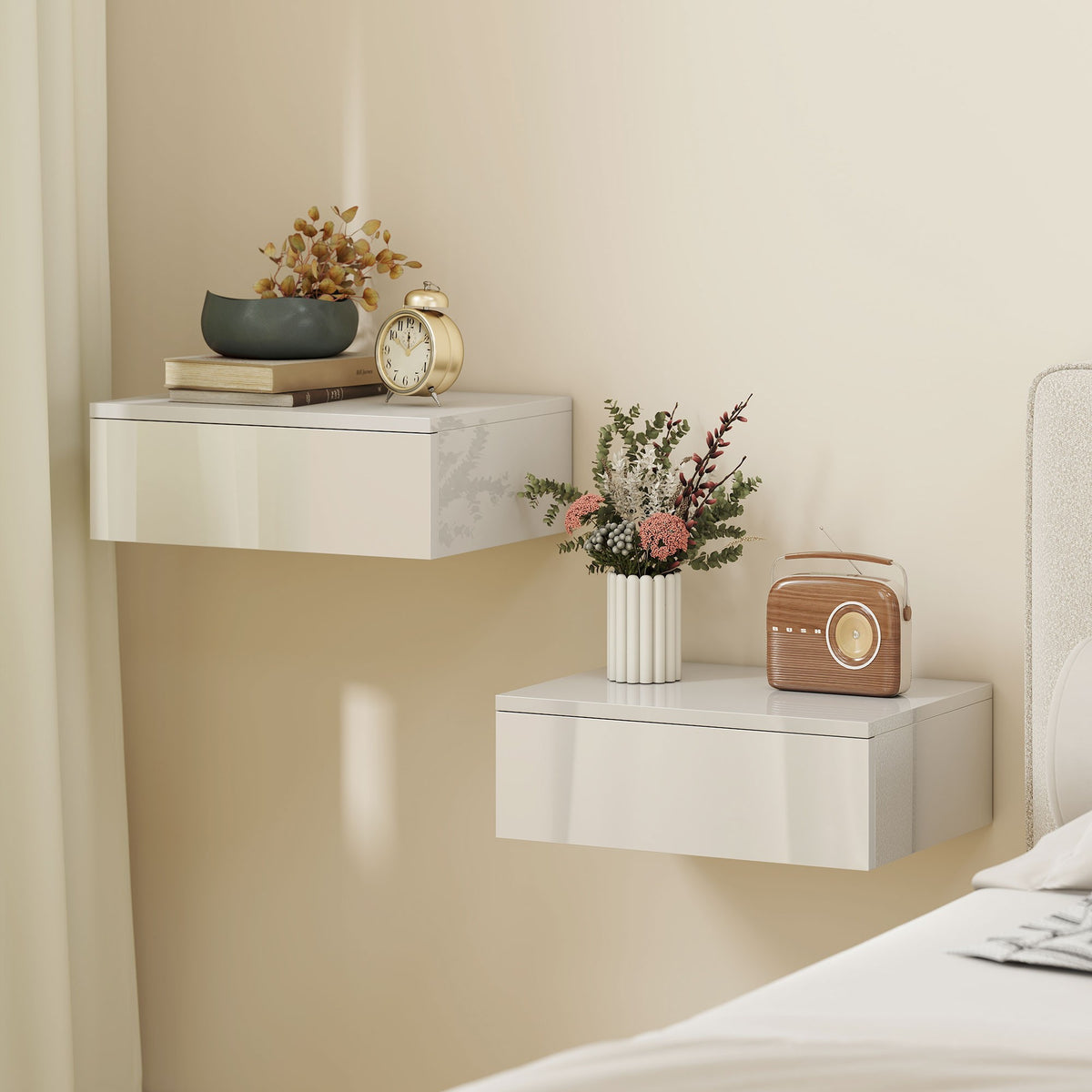 Nástěnné bílé noční stolky, zásuvka, dřevotříska