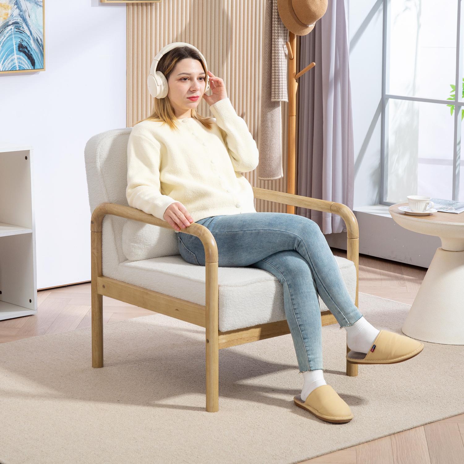 Bílé čalouněné křeslo bouclé – relaxace a čtení