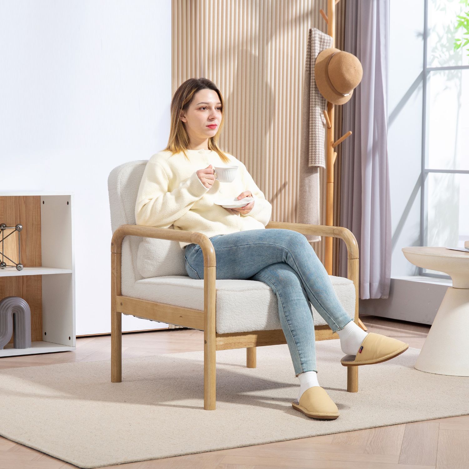 Bílé čalouněné křeslo bouclé – relaxace a čtení